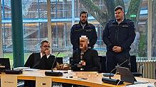 Auf der Anklagebank im Landgericht Konstanz sitzt ein 20-Jähriger (Bildmitte) neben seinem Anwalt (links). Ihm wird von der ...