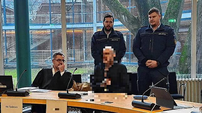Auf der Anklagebank im Landgericht Konstanz sitzt ein 20-Jähriger (Bildmitte) neben seinem Anwalt (links). Ihm wird von der ...