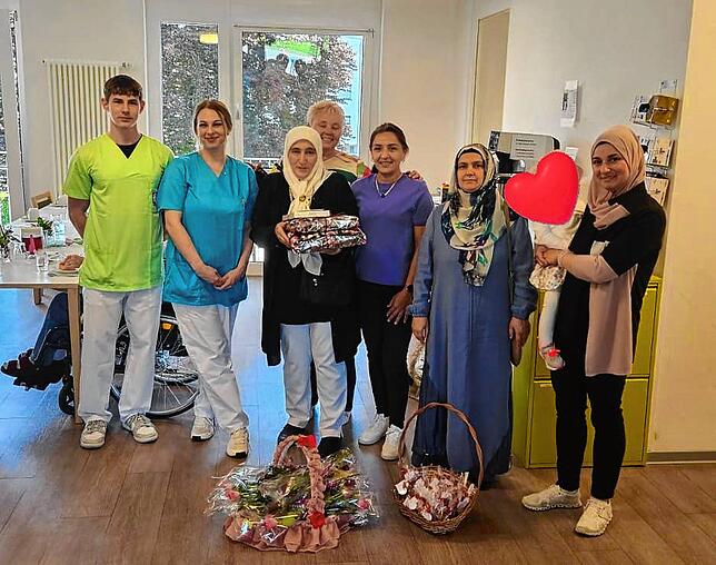 Die Frauen der Frauenabteilung bei ihrem Besuch im Seniorenzentrum St. Martin mit ihren mitgebrachten Geschenken.