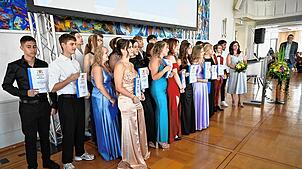 78 Real- und elf Hauptschüler werden im Bürgersaal des Singener Rathauses verabschiedet. Auf dem Bild ist die Klasse 10c zu sehen. Foto: ...