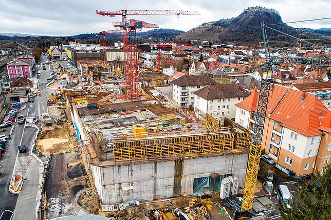 Stück um Stück wachsen die Beton-Wände in die Höhe. Nach dem Erdgeschoss nimmt das erste Stockwerk Gestalt an. Die massive Wucht des ...