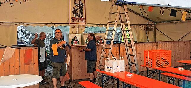 Bild 2: Vereine bauen Stände und Lauben fürs Stadtfest auf