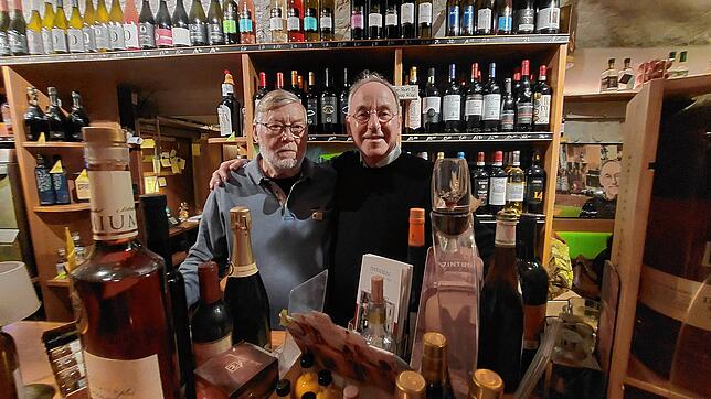 Manfred Baumann (links) und Andreas Fritz im Weinkeller der Weinhandlung Franz Fritz in der Niederburggasse.