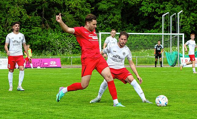 Hier versucht der Salemer Julian Gundelsweiler (rechts) den Klufterner Angreifer Alexander Rudolph (links) vom Ball zu trennen.