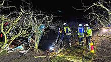 Ein Autofahrer kam bei Ittendorf von der Fahrbahn ab. Das Auto überschlug sich und kam nach rund 100 Metern auf der Beifahrerseite zum ...