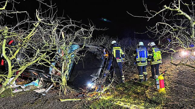 Ein Autofahrer kam bei Ittendorf von der Fahrbahn ab. Das Auto überschlug sich und kam nach rund 100 Metern auf der Beifahrerseite zum ...