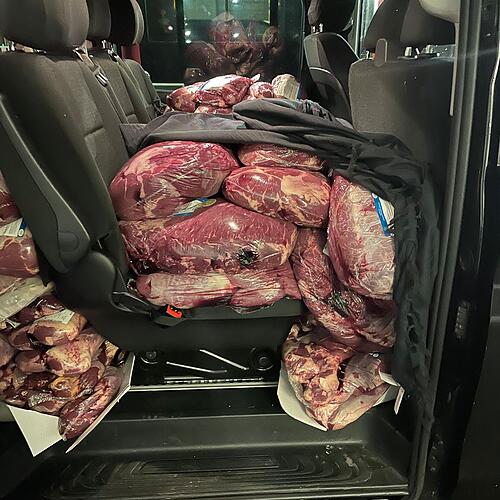 Rohes Fleisch in Auto