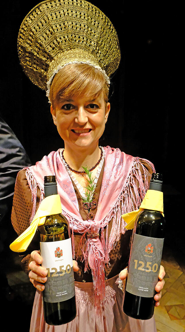 Rot oder weiß? Egal, Hauptsache ein Glas von den Cuvées der Überlinger Jubiläumsedition. Trachtenfrau Carola Döring kredenzt den Wein.