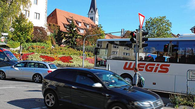 Je nach Verkehrslage im Bereich und Umgebung der Markdorfer Ortsdurchfahrt B&nbsp;33 lassen Busse des Bermatinger Unternehmens Wegis ...