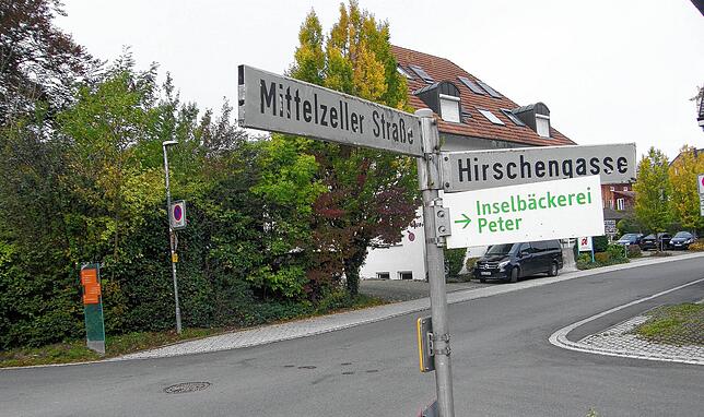 In der Mittelzeller Straße auf der Reichenau, zwischen Sparkasse und Schloss Königsegg, schlägt die Verwaltung eine Temporeduzierung von ...