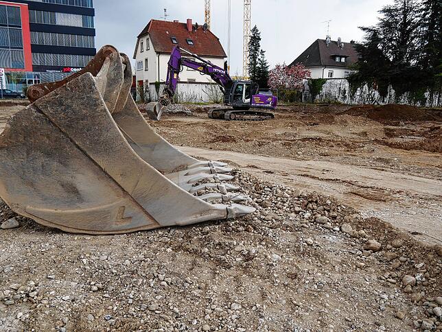 Jetzt rollen die Bagger an: Die Bauarbeiten in der Wehrdstraße haben begonnen. Neben Mietwohnungen soll hier auch eine Aldi-Filiale ...