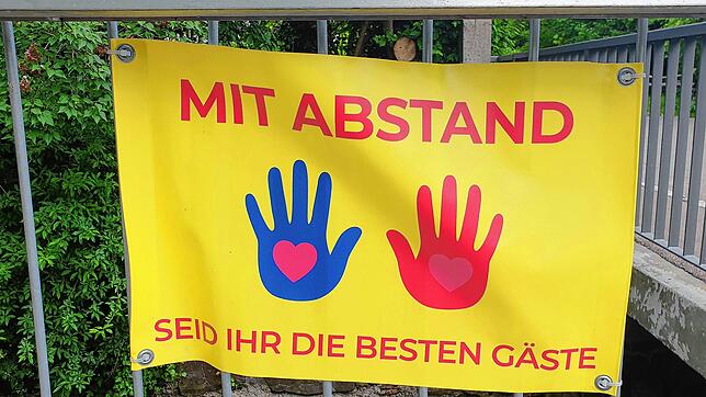 Auch wenn die Zahlen sinken: Abstand, Hygiene, Alltagsmasken und Lüften sind weiterhin geboten.