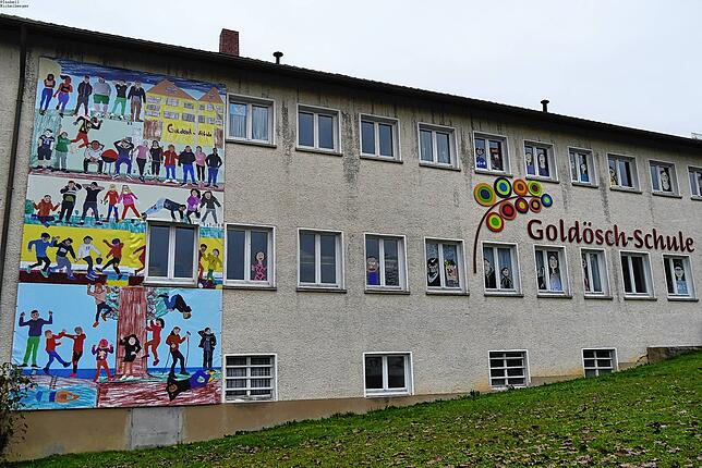 Das Banner für die Schulhaus-Fassade sowie die Köpfe am Fenster haben die Schülerinnen und Schüler der Goldösch-Schule unter der Leitung ...