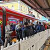 Da bleibt nicht viel Platz. Während der Bauarbeiten kann es für Reisende am Bahnsteig eng werden.