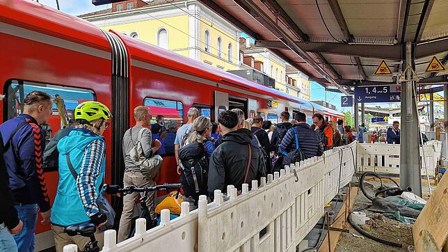 Da bleibt nicht viel Platz. Während der Bauarbeiten kann es für Reisende am Bahnsteig eng werden.