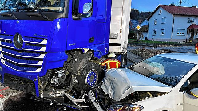 40 Einsatzkräfte der Feuerwehr waren bei einem Unfall in Espasingen im Einsatz.