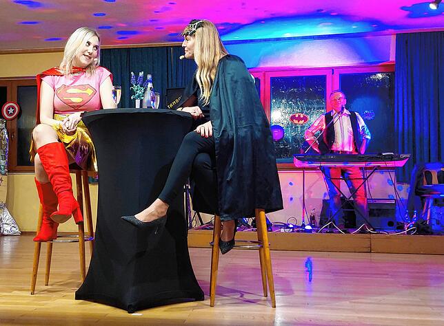 Michelle Widmann (links) als Supergirl und Annette Schatz als Batwoman plaudern auf der Bühne über die Macken und Defizite von ...