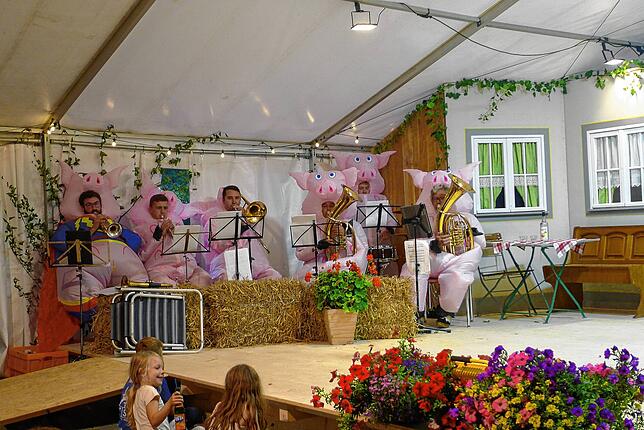 Jeweils drei Musiker vom MV Homberg-Limpach und MV Illmensee sorgen, als Schweine verkleidet, für eine Symbiose aus Theater und Musik.
