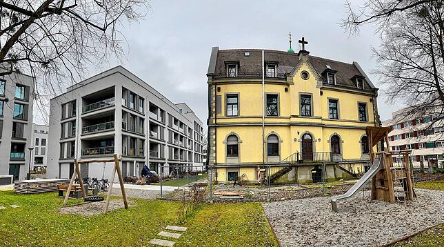 (Archivbild) Blick in den Garten: Auf diesem Spielplatz hinter dem Laubenhof finden sich vor allem abends auch ungebetene Gäste ein, wie ...