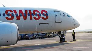 Ein Flugpassagier hat an Bord einer Swiss-Maschine eine minderjährige Sitznachbarin sexuell missbraucht. Der Mann wurde zu 18 Monaten ...