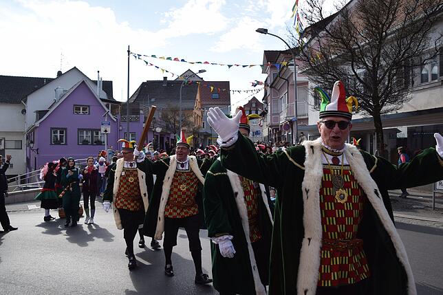 Bild 25: Bilder von AKK bei der Brauchtumsvorführung und gemeinsam mit Bürgern, die Geschenke hatten