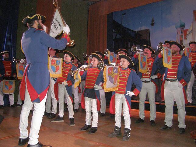 Der Fanfarenzug eröffnete den Jubiläumsabend des Narrenvereins Alet. Bild: THomas Zoch