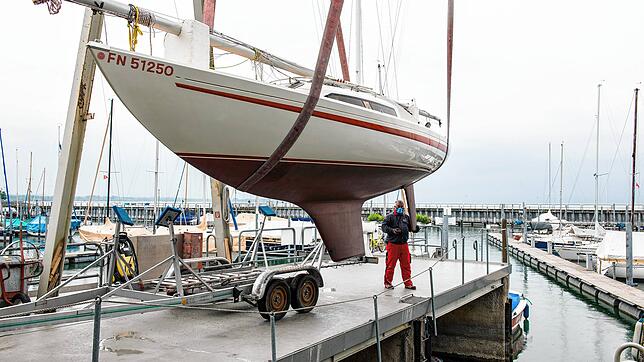 Hafenmeister Jörg Herfurth und die Eigner der Boote müssen den Sicherheitsabstand einhalten und Schutzmasken tragen, wenn sie ihre Boote ...