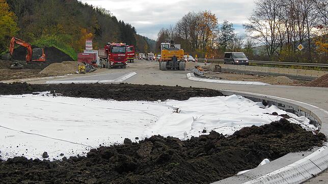 Der neue Kreisverkehr an der B 31/L 185 bei Kirchen-Hausen wird im Laufe des kommenden Dienstags, 9. November für den Verkehr ...