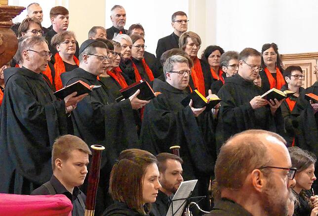 Den Einstieg in das Konzert gestaltet die Schola der Erzabtei St. Martin mit gregorianischen Gesängen.