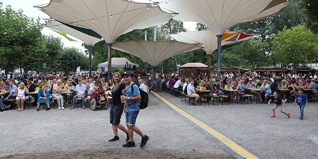 Die Bänke im Stadtgarten sind am Samstagnachmittag gut gefüllt.
