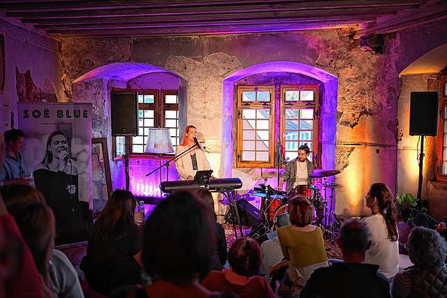 Bild 6: Wenn Soul auf Schlossmauern trifft – Soë Blue eröffnet den Konzertsommer in Tengen