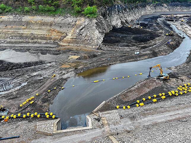 Die Wehra verlässt das Becken rund 100 Meter nördlich vom Staudamm durch das Auslaufbauwerk am unteren Bildrand. (Die Schlieren auf dem ...
