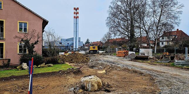 So sieht die Baustelle von der anderen Seite aus, mit Blick auf die Heizzentrale des Klinikums Konstanz.