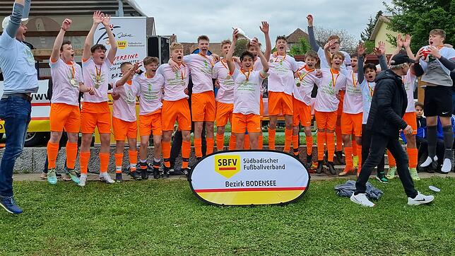 So sehen Sieger aus! Die SG Überlingen/Ried hebt die Trophäe im Bezirkspokal der C-Junioren.
