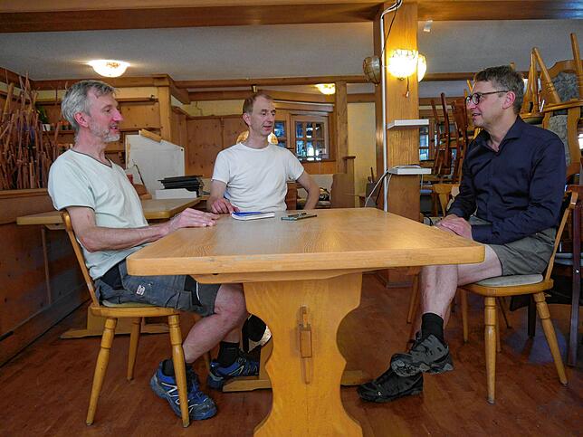 Die Brüder Werner und Thomas Petrolli (links) tauschen sich mit Insolvenzverwalter Klaus Maier (rechts) aus.
