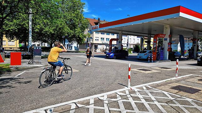 Auch Radfahrer und Fußgänger nutzen die Abkürzung über die Tankstelle gerne.