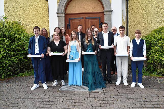 Die Konfirmanden der Evangelischen Kirchengemeinde Wutachtal. Neben den Konfirmanden die Pfarrer David Brunner, Jugendpastor Andre Reich ...