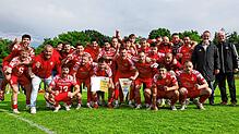So sehen Sieger aus: Die Meistermannschaft des FC RW Salem mit Meisterwimpel und Urkunde.