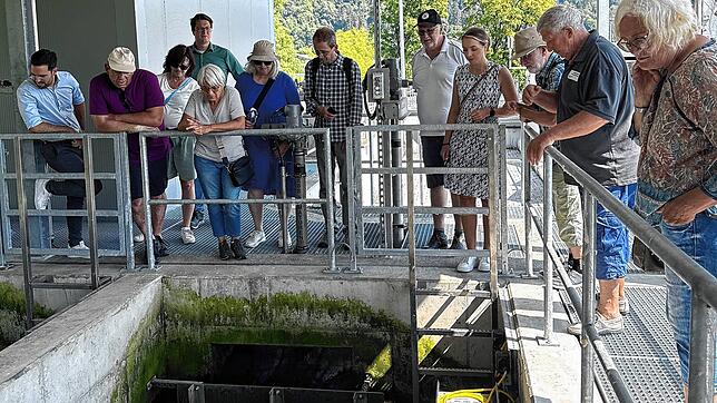 Spannende Einblicke bekam die Gruppe, die Grünen-Landtagsabgeordnete Saskia Frank (vierte von rechts) auf ihrer Sommertour begleitete, ...