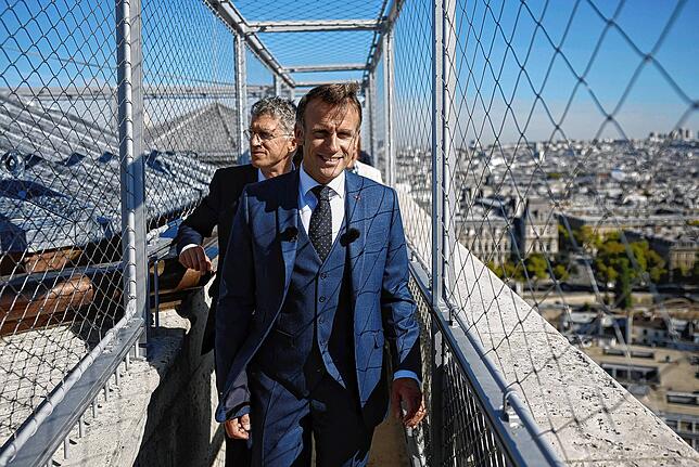Der französische Präsident Emmanuel Macron nimmt am 19.09.2015 an der Einweihung der Türme der Kathedrale Notre Dame in Paris teil, die ...