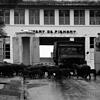Die Schafherde vor der Ausfahrt deutet es an: Jetzt herrschen wieder friedliche Zeiten. Die ehemalige SS-Kaserne dient nach dem Krieg ...