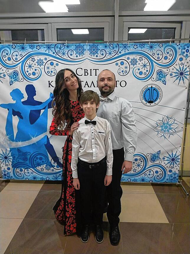 Antonina Kardash mit ihrem Mann Alexej und Sohn Nikita vor einige Jahren in Zaporizhzhia bei einem Schul-Weihnachtsball.
