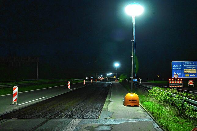 Lichtballone tauchen die Nachtbaustelle in taghelles Licht. Um den Verkehr so wenig wie möglich zu behindern, wurde die Baustelle auf ...