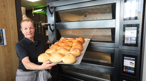 Die mittelständische Bäckerei Schneckenburger zählt am Bodensee rund 40 Filialen. Unser Bild zeigt Mitarbeiterin Myriam Holl an einer ...