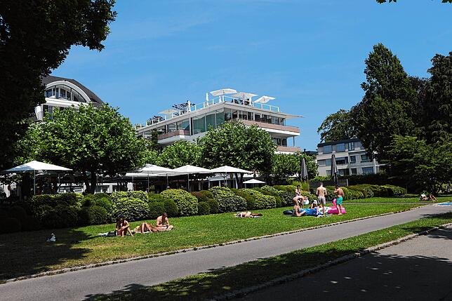 Auch auf der Wiese vor dem Hotel Riva liegen oft Badegäste und Sonnenhungrige. Abends wird an der Seestraße oft gegessen und getrunken. ...