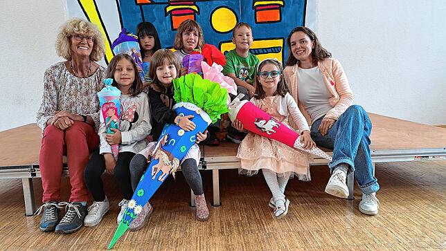 Sechs Kinder sind in die erste Klasse der Josef-Anton-Sickinger-Grundschule in Rippolingen eingeschult worden. Klassenlehrerinnen sind ...