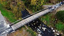 Die neue Rad- und Fußgängerbrücke über die Schlücht ist eine freitragende Stahlbauweise mit einem filigranen Design und einem ...