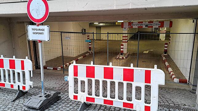 Die Tiefgarage Max-Rieple-Platz ist aktuell gesperrt. Laut Stadt könne die Standsicherheit nicht mehr gewährleistet werden.