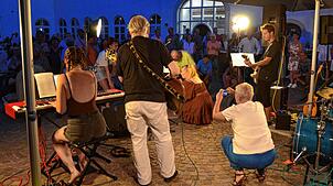 Bild : Five Senses rocken den Schlosshof in Markdorf – hier gibt es die schönsten Bilder