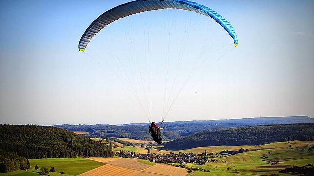 Vom Fürstenberg aus in den Himmel. Ein Gleitschirmflieger steuert sein Fluggerät über der Baar.